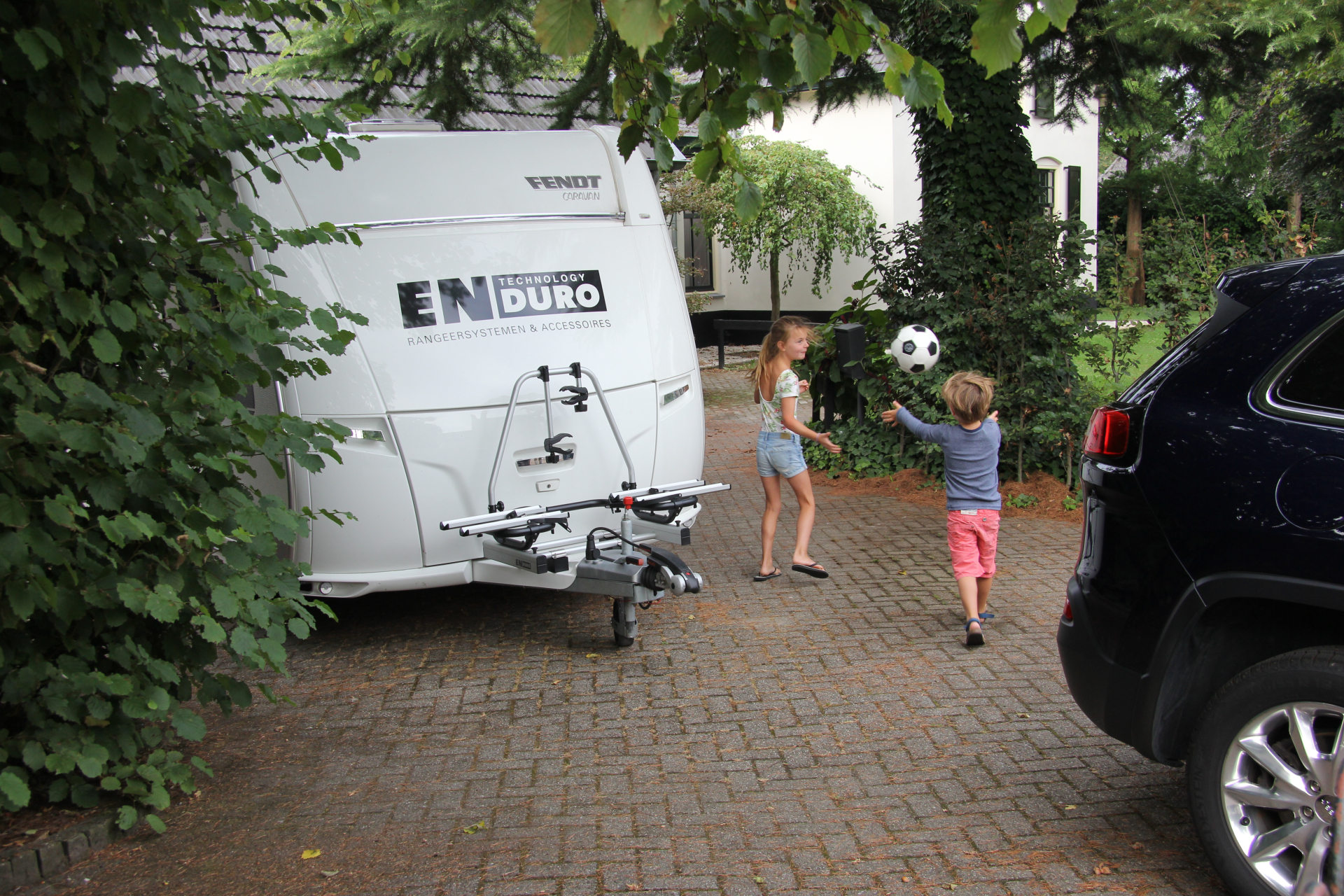 De Enduro BS260 fietsendrager gemonteerd op de dissel van een witte caravan